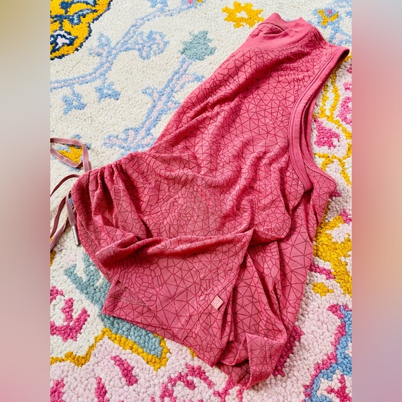 Lululemon in size 6 crop top gently used - Picture 2 of 2